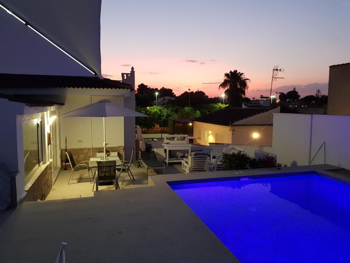 Lovely Bungalow For Four Close To Beach And City In Torrevieja Exterior foto