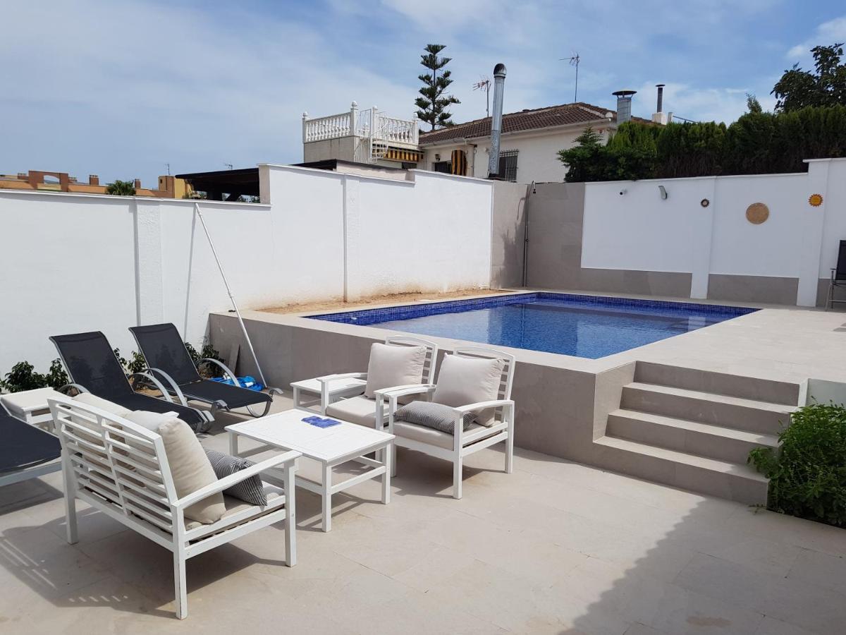 Lovely Bungalow For Four Close To Beach And City In Torrevieja Exterior foto