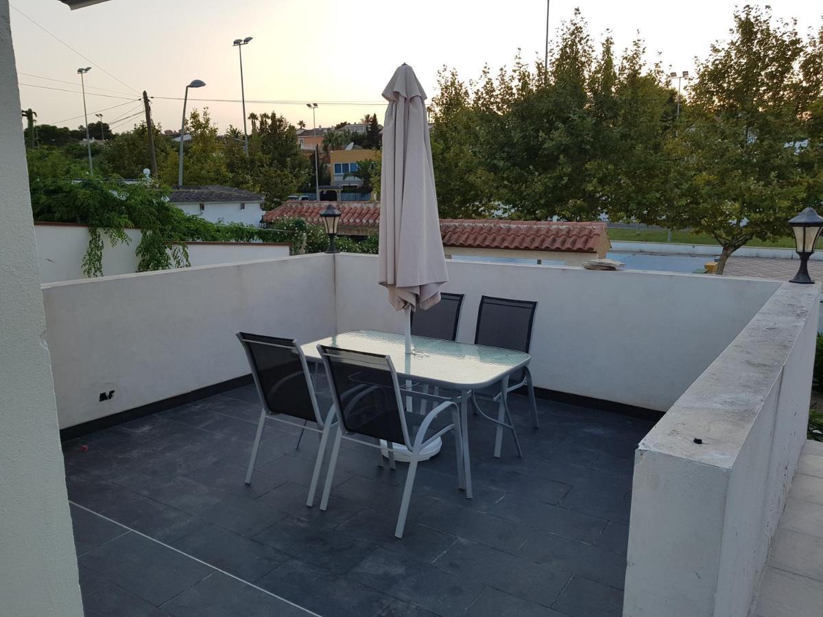 Lovely Bungalow For Four Close To Beach And City In Torrevieja Exterior foto