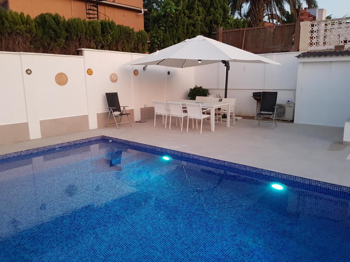 Lovely Bungalow For Four Close To Beach And City In Torrevieja Exterior foto